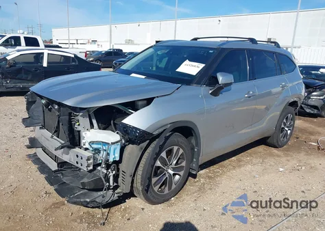 2021 Toyota Highlander Xle z USA, uszkodzony, nr VIN 5TDGZRAH1MS048820